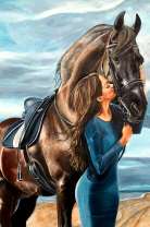 Девушка и ее чёрный конь под седлом