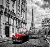 Красный автомобиль на улице Парижа