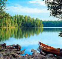 Лодка на берегу лесного озера