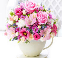 Ваза с нежными розами и астрамелиями