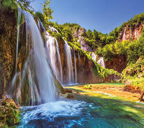 Журчащий водопад в Хорватии