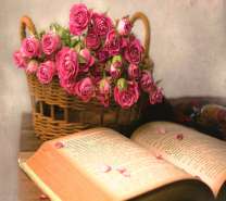 Корзина с розовыми розами и книга