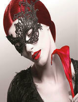 Женщина с красными волосами в маске