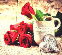 Ажурная чашка, сердце и красные розы