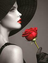 Дама с красной розой в руках