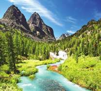 Кристальная река между скал