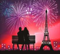 Пара на фоне салюта в Париже
