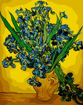 Фигурная ваза с ирисами