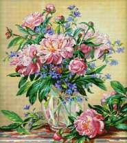 Букет пионов в прозрачной вазе