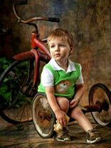 Мальчик и трехколесный велосипед