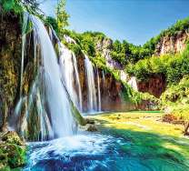 Красочный водопад в летних горах