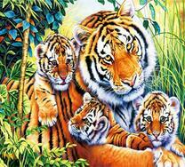 Тигрица с милыми тигрятами в летней траве