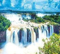 Красочные каскады водопадов в лесу