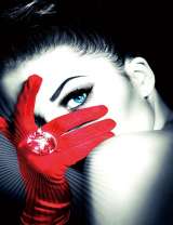 Кольцо девушки с красным рубином