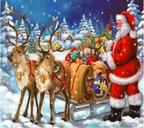 Санта Клаус пакует подарки в сани