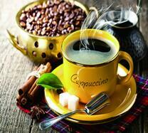 Желтая чашка кофе, сахар и корица