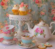 Чайный сервиз и печенье