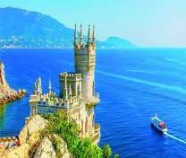 Летний вид на Ласточкино гнездо