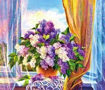 Букет сирени в вазе на подоконнике