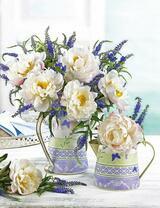 Кувшины с букетом белых роз и лаванды