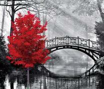 Красное дерево у мостика через ручей