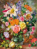 Хрустальная ваза с букетом роз и лилий