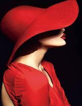 Женщина в широкополой красной шляпе