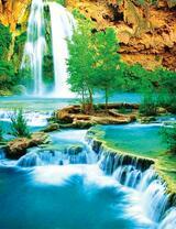 Весенний водопад на отвесных скалах