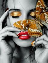 Девушка и золотая бабочка