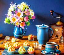 Кофе с капкейками и букет весенних цветочков