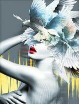 Обнаженная девушка с красной помадой и голуби