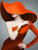 Стильная дама в оранжевом платье со шляпой