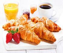 Спелая клубника, круассаны, сок и кофе