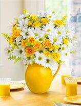 Букет хризантем с розами и свежий сок