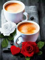 Пара чашек кофе и два цветочка роз