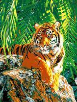 Тигрица на камне под тенью листьев