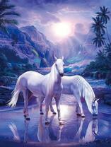 Пара белых лошадей у озера в горах