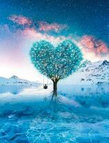 Дерево сердечком на замерзшем озере