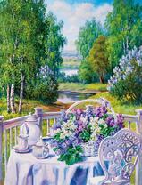 Стол на террасе с букетом сирени