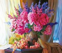 Букет цветов и виноград на столе