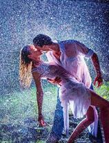 Сладкий поцелуй под дождем