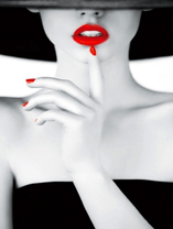 Роскошная девушка с красными губами и ногтями