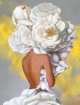 Обнаженная девушка в огромных белых цветах