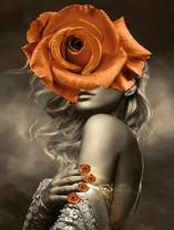 Девушка с огромной чайной розой на голове