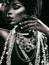 Темнокожая девушка в украшениях