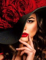 Загадочная дама в шляпе с розами