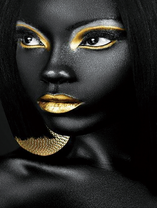 Черная девушка с золотыми губами
