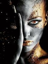 Девушка с золотой пылью