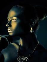 Девушка в темно-зеленом свете