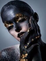 Девушка с неимоверным макияжем